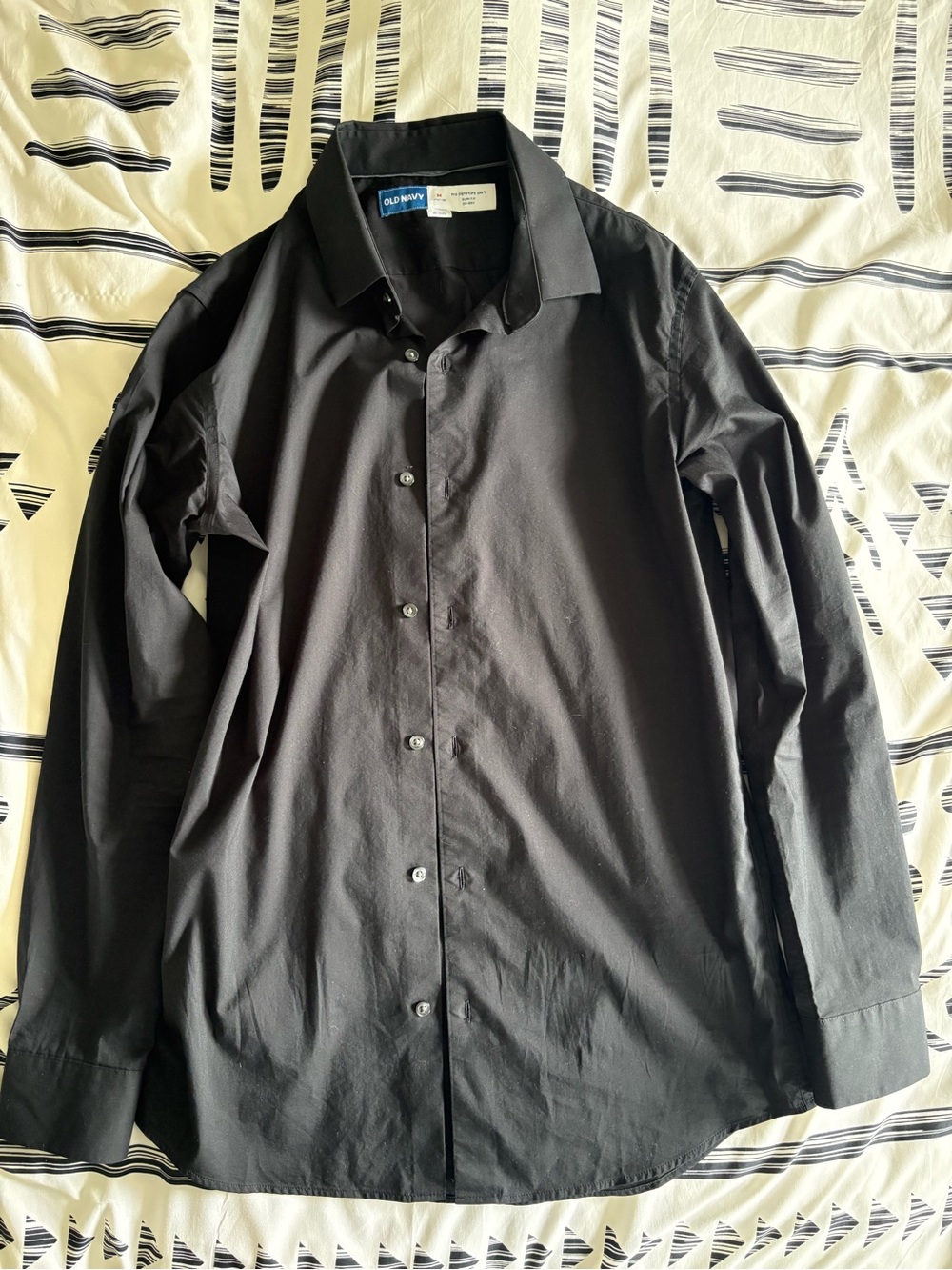 Old Navy Black Slim-Fit Signature Performance Long Sleeve Dress Shirt - Picture 3 of 5